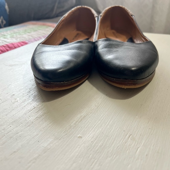 Elegant Black and Tan Women's Flats - Picture 4 of 5